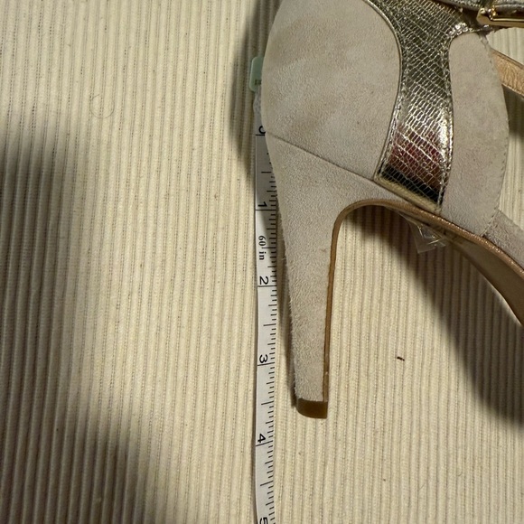 Brenda Zaro Elegant Tan and Gold Heels with Metallic Accents - Picture 8 of 9